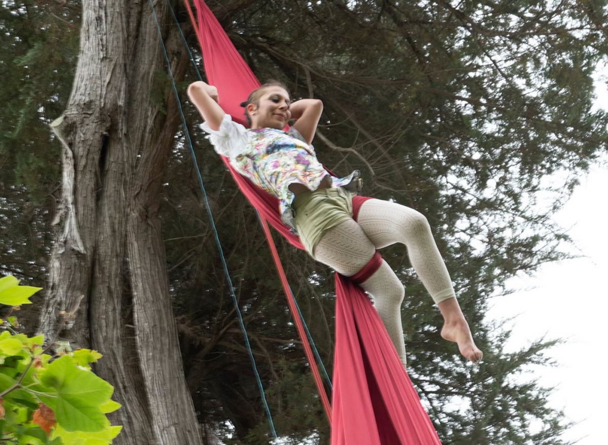 Voltige aérienne, acrobaties au tissu aérien